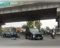 सीतापुर हाईवे पर सड़क हादसा, ओवरटेक करने पर पहले ट्रक फिर स्कॉर्पियो में घुसी कार