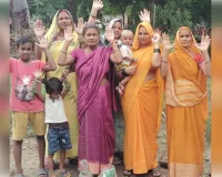 गोद में बच्चे, सामने जलभराव...पानी में डूबे रास्ते पर महिलाओं का आक्रोश