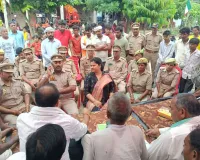 कच्चे मार्गों के पक्के होने की आस में धरने पर बैठे किसान