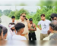औरैया में DJ लदी पिकअप और कार पर हमला, बाइक सवार युवकों ने डंडों से तोड़े शीशे