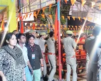 आधी रात भदेश्वरनाथ मंदिर पहुंचे डीएम-एसपी, कांवड़ियों पर की पुष्पवर्षा