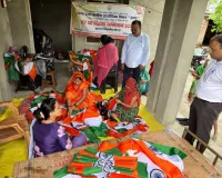 जौनपुर में स्वयं सहायता समूह की महिलाएं बना रहीं चार लाख तिरंगे