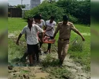 चलती ट्रेन से गिरकर युवक घायल, कीचड़ भरे रास्ते से पुलिस ने पहुंचाया अस्पताल