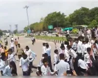 शिक्षकों की कमी को लेकर छात्रों का प्रदर्शन, जाम में फंसे मंत्री असीम अरुण