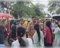  सड़क की मांग को लेकर छात्र-छात्राओं ने राष्ट्रीय राजमार्ग किया जाम