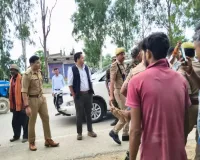 सोनभद्र : जिलाधिकारी ने एसपी के साथ सड़क दुघर्टना में घायल व्यक्ति को अस्पताल भिजवाया