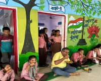 हमीरपुर में बच्चों के साथ जमीन पर बैठे विधायक, मिड डे मील का लिया स्वाद