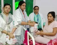 बाँदा रोटी बैंक की महिला टीम ने मरीजों को बांटे फल और बिस्किट