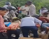 कानपुर में कूड़े के ढेर पर मिली एक्सपायरी चॉकलेट-टॉफी, उठाने के लिए मची होड़