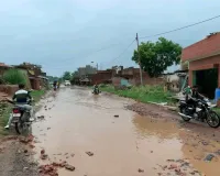 औरैया-फफूंद फोरलेन मार्ग पर बड़े-बड़े गड्ढे, राहगीर परेशान