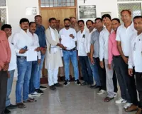 सफाईकर्मियों की नियमित उपस्थिति की मांग को लेकर शिक्षकों ने डीएम, सीडीओ को सौंपा ज्ञापन