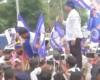 BPSC परीक्षा में कथित धांधली के खिलाफ पटना में प्रदर्शन, बैरिकेडिंग पर चढ़े प्रदर्शनकारी