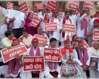 राम मंदिर चढ़ावा, पेपर लीक और कानून व्यवस्था पर सपा का विधानसभा घेराव, 'दान पेटी' लेकर पहुंचे विधायक