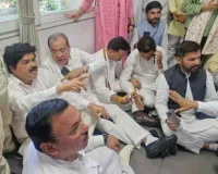 खरगे के दौरे से पहले कांग्रेस नेताओं का एसएसपी ऑफिस पर धरना