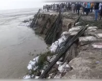 तटबंध टूटा, राघोपुर गांव जलमग्न; घरों में कैद होने को मजबूर ग्रामीण