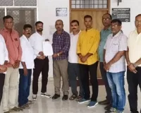कांवड़ अवकाश, समायोजन, जनगणना मानदेय को लेकर शिक्षकों ने डीएम को सौंपा ज्ञापन