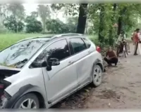  पेड़ से टकराई अनियंत्रित कार 2 श्रद्धालुओं की मौत 2 घायल