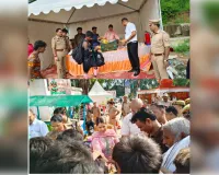 डीएम ने कांवड़ मार्ग का किया निरीक्षण, मोटा महादेव में बांटे फल