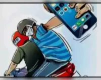  नोएडा में स्कूटी सवार बदमाशों ने एक व्यक्ति का मोबाइल लूटा