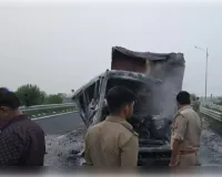 बुंदेलखंड एक्सप्रेस-वे पर दो डंपरों की भिड़ंत में लगी आग, चालक घायल