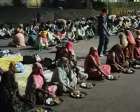 मुआवजे की मांग पर किसानों का धरना जारी, लिखित आश्वासन पर अड़े