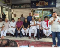 बढ़े हाउस टैक्स के खिलाफ व्यापारियों का धरना तीसरे दिन भी जारी