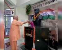 सीएम ने राष्ट्रनायकों की प्रतिमा पर किया माल्यार्पण,बच्चों संग ली सेल्फी