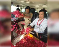  गाजियाबाद-हापुड़ में हेलीकॉप्टर से कांवड़ियों पर हुई पुष्प वर्षा