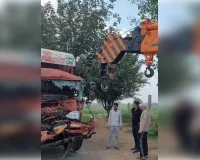 हाईवे पर बड़ा हादसा, केमिकल से भरा ट्रक अनियंत्रित होकर पलटा; चालक केबिन में फंसा
