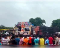 ट्रक ने पैदल राहगीर को कुचला, मुआवजे की मांग पर सड़क जाम