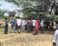 पानी लेने निकले परिवार पर गिरा बिजली पोल, पिता-पुत्र की मौत