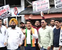 Mumbai: ‘वंदे मातरम्’ के अपमान के विरोध में भाजयुमो का जोरदार प्रदर्शन