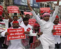 लखनऊ में E20 पेट्रोल को लेकर सपा कार्यकर्ताओं का प्रदर्शन 