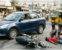  तेज रफ्तार कार ने बाइक सवार युवकों को मारी टक्कर, हालत गंभीर