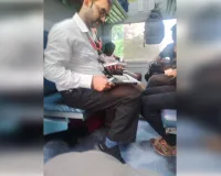 वाराणसी शटल एक्सप्रेस में टिकट चेकिंग, बिना टिकट पकड़े गए 20 यात्री