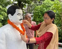 काकोरी ट्रेन एक्शन के शहीदों को नगर आयुक्त सौम्या गुरुरानी ने चित्रों पर पुष्प अर्पित कर नमन किया 