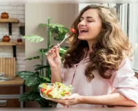 महिलाएं आज ही डाइट में  ये फूड्स करें शामिल