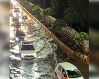 लखनऊ में मूसलाधार बारिश: मरीन ड्राइव में भरा दो फ़ीट पानी