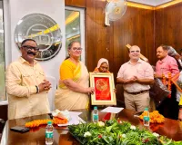 सेवानिवृत्त कर्मचारियों को स्मृति चिन्ह देकर किया सम्मानित