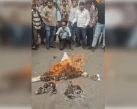 हजरतगंज चौराहे पर झारखंड के मुख्यमंत्री का पुतला जलाया