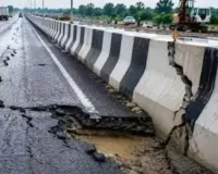 कानपुर-लखनऊ एक्सप्रेसवे पर फिर दरारें, 700 मीटर सड़क क्षतिग्रस्त