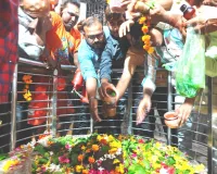 श्रावण माह के पहले सोमवार को बाबा घुइसरनाथ धाम में उमड़े श्रद्धालु