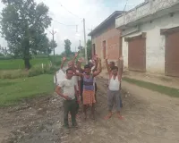 कीचड़ और जलभराव से बेहाल ग्रामीण,रास्ते से निकलना हुआ दुशवार