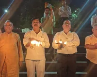 अमावस्या पर ओमघाट मे  डीएफओ जीडी मिश्रा ने की गंगा आरती, भक्तों ने किया दीपदान 