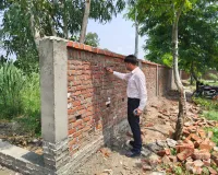 पुरानी ईंटों से बना रहे थे नई बाउंड्री; सीडीओ ने मारा छापा, गुणवताविहीन निर्माण पर लगाई फटकार