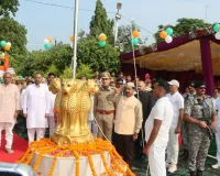 स्वतंत्रता दिवस के अवसर पर पुलिस लाइन्स में कैबिनेट मंत्री नन्दगोपाल गुप्ता ‘नन्दी’ ने किया ध्वजारोहण