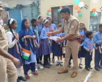 स्वतंत्रता दिवस पर महुली पुलिस ने स्कूली बच्चों व वृद्धाश्रम में पहुँचकर बांटी खुशियां एवं फल