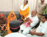 राज्य मंत्री हंस राज विश्वकर्मा ने स्व0 सौरभ के परिजनों मिलकर बंधाया ढांढस