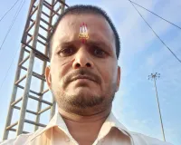 अनियंत्रित होकर पलटी बाइक, कंटीले तारों में फंसकर पशु मित्र की मौत