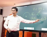 डीएम ने संभाली क्लास, बोले- रटने से नहीं, समझने से खुलेगा सफलता का रास्ता